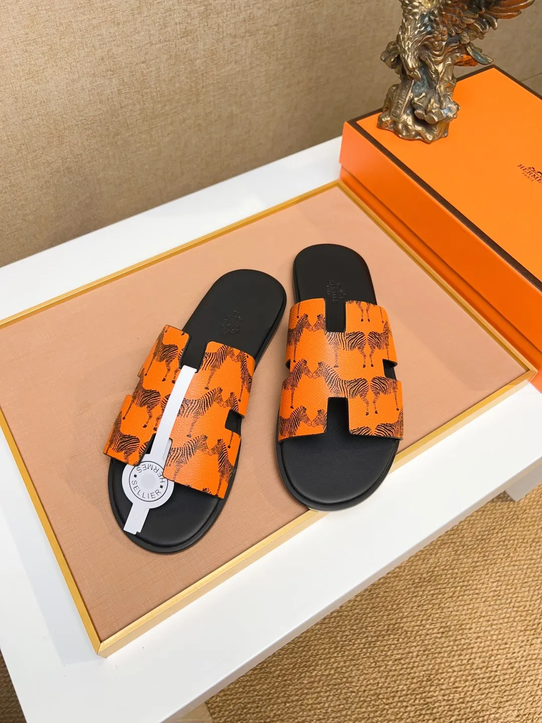 Men's clothing and shoes 💰280 💅💅💅 new arrival. Hermes Hermes official website latest counter synchronized new oran color leather H slippers, the original Paris version flew back to the original model and opened the mold to make it perfectly🍌The highest quality Sincerity, you can enter and leave the counter at will [Deyi] The upper is made of original customized  colored palm prints, crocodile print, ostrich print, colored cow leather, colored cow suede, 🤔 horse hair, 🥳 colored diamonds, 🥰 3D printing, and other genuine leather slippers, imported cow pattern foot pad lining, Italian  latest original genuine leather combination outsole Code number: 38-48 (customized at 46.47.48) Can be made into picture combination sole with genuine leather pattern and ordinary molded outsole